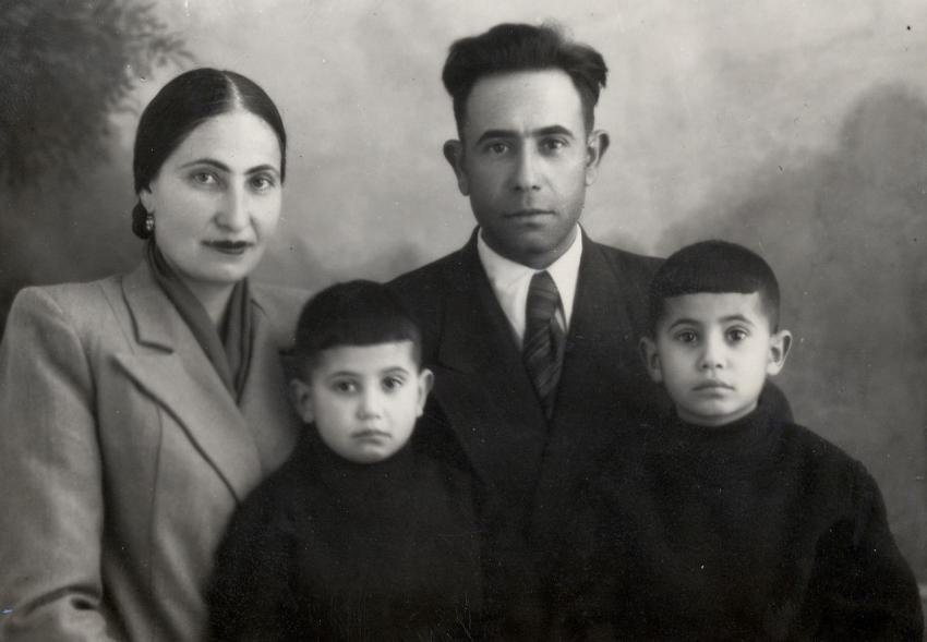יוסף קטנוב עם אשתו תמרה ובניהם איזיק ואברהם, 1957