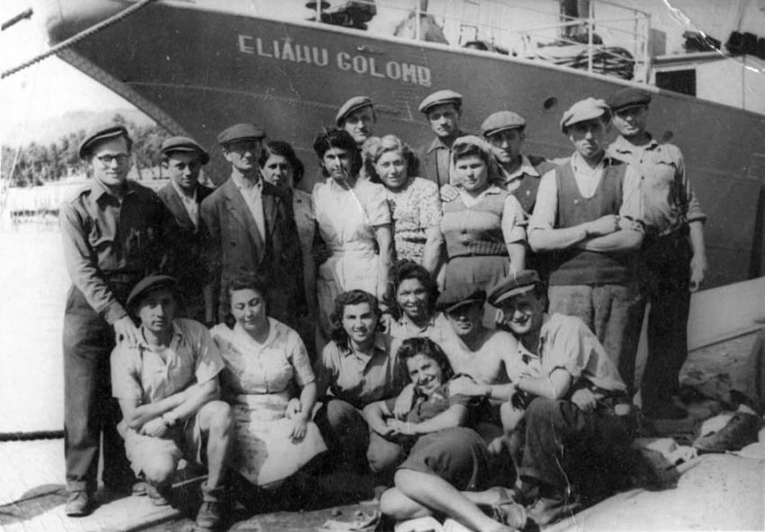 קבוצת מעפילים ליד האנייה &quot;אליהו גולומב&quot;, נמל לה ספציה, איטליה, 1946 – על סיפונה היו כ-330 מעפילים.