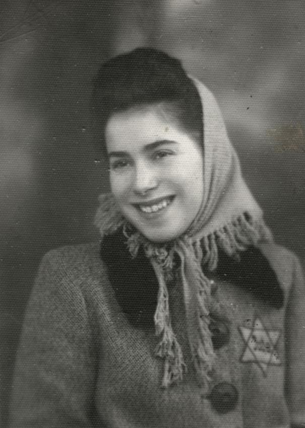 בריה, חברתה של הלה זלוטניק לבית גרינבאום, בדומברובה גורניצ'ה ב-11 באוגוסט 1942.