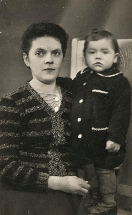 אדזה, דודתה של הלה גרינבאום-זלוטניק, ובנה אברמקה, בדומברובה גורניצ'ה ב-17 באפריל 1943. אברמק גרינבאום נולד באוגוסט 1940 ונספה בשואה.