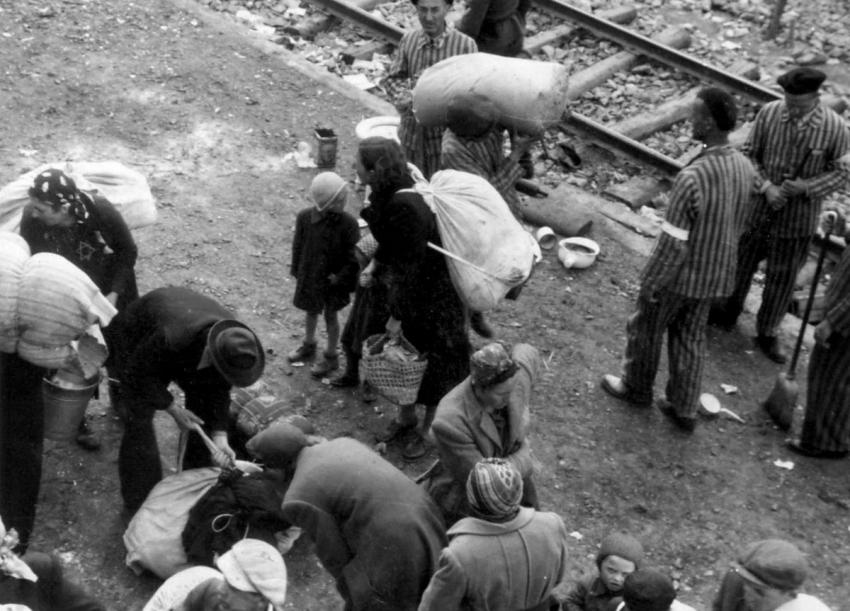 Photo n°8 : Les Juifs qui viennent d'arriver prennent soin de leurs affaires, croyant qu'ils vont en avoir besoin. Ils n'imaginent pas que la plupart d'entre eux seront assassinés et que les nazis s'approprieront leurs biens