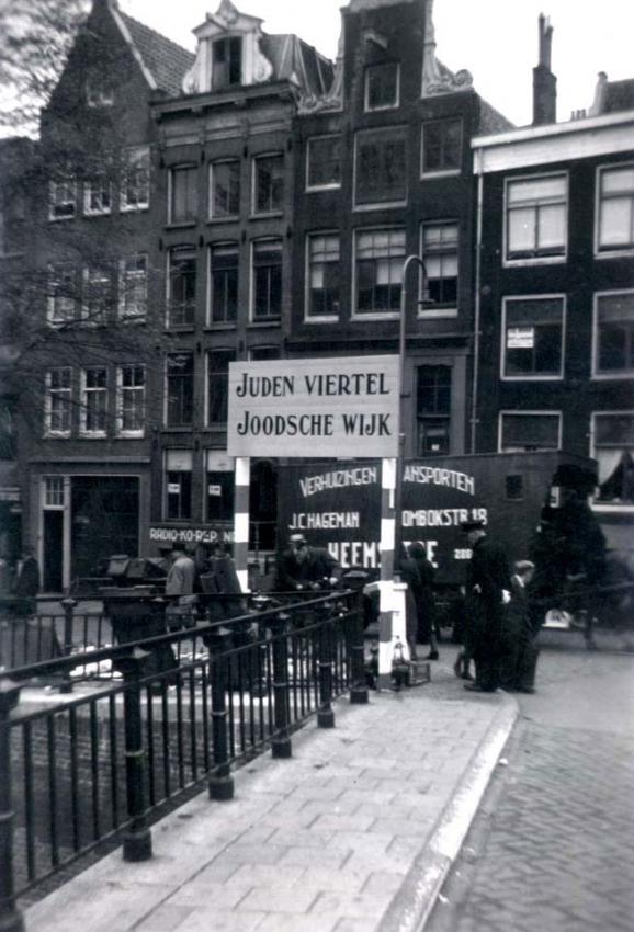 Надпись на немецком и голландском языках предостерегает: «Еврейский квартал». Амстердам, Нидерланды