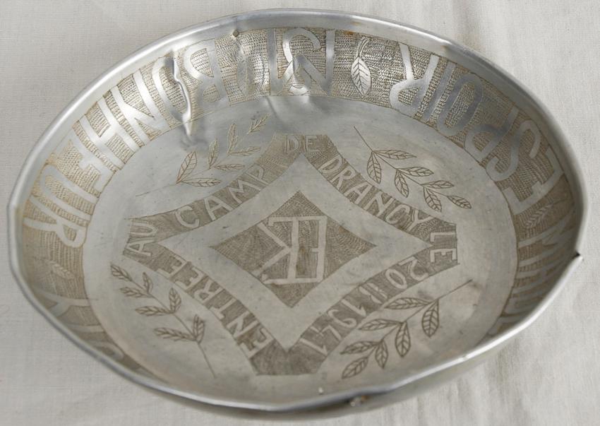 Tin plate that was sent from the Drancy detainment camp, engraved with the date of Elie Kalinski's arrival at the camp, 20 August 1941