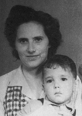 ליוויה קורלק והבן אורי בתצלום שהוכן עבור התעודה המזויפת, לקראת מסע הבריחה מהונגריה לארץ