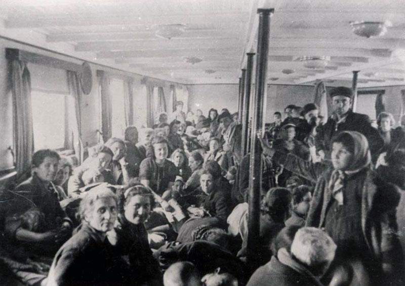 一名妇女和儿童登上驱逐列车，希腊色雷斯