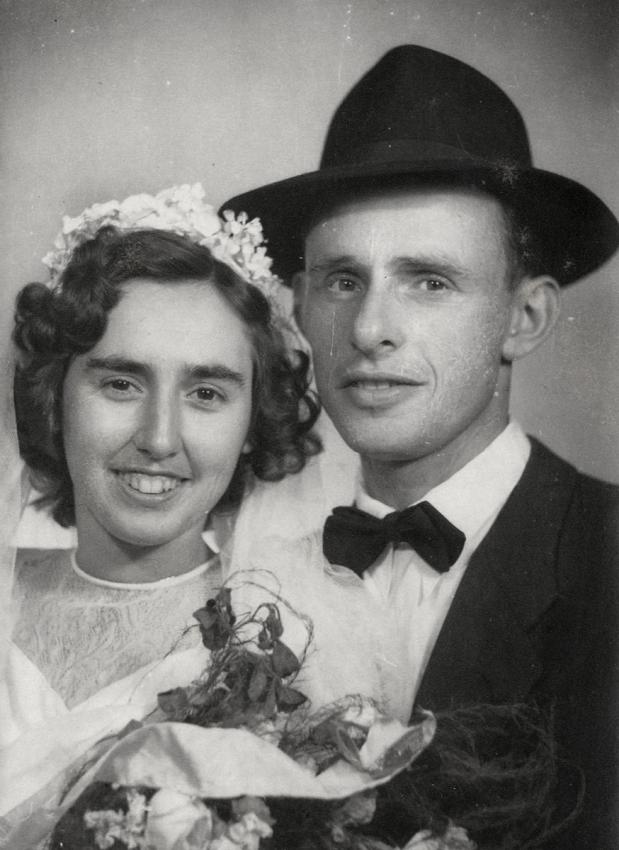   שמואל דייץ' (בן-מנחם) ואשתו רבקה בחתונתם , 13.11.1951