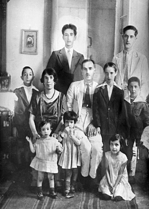 Moshe and Esther Matza and their eight children, Zakinthos, 1920’s
