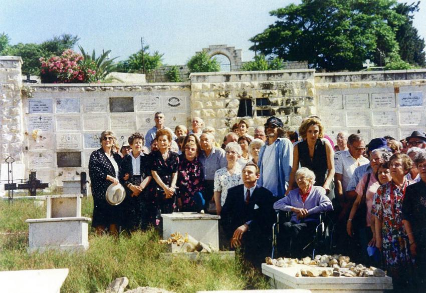 קבוצת ניצולים ליד קברו של אוסקר שינדלר בהר ציון בירושלים בעת צילום הסרט &quot;רשימת שינדלר&quot;, 1993. 
