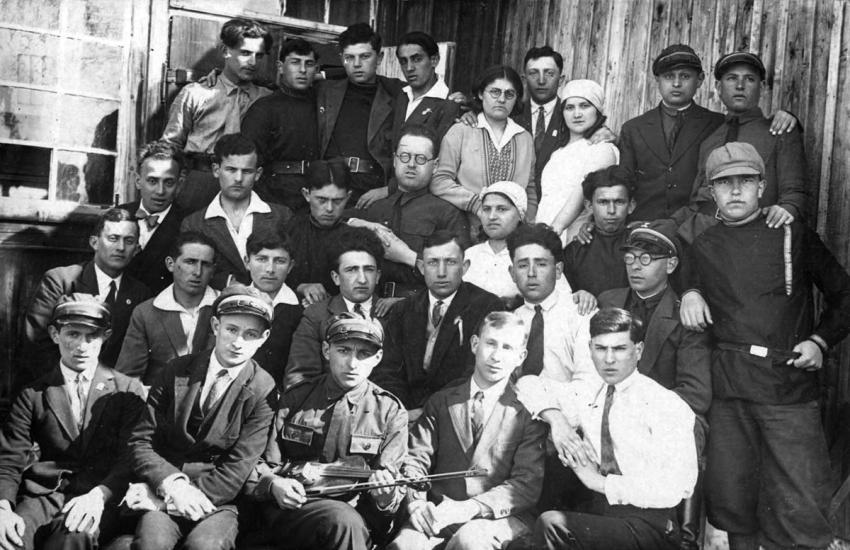 חברי גדוד ההכשרה החלוצית בית&quot;ר בנדבורנה, 6.4.1931. שורה שניה מקדימה, שני מימין, יושב - ישראל כץ