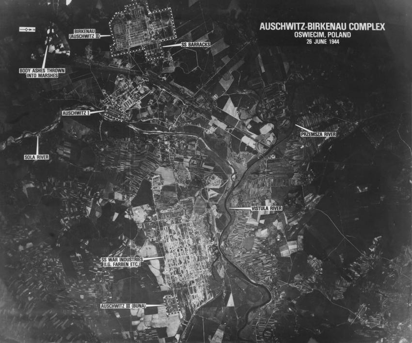 Les trois principaux camps du complexe d'Auschwitz, tels qu'ils ont été photographiés le 26 juin 1944 par un avion Mosquito de l'escadrille 60 de reconnaissance photographique des Forces aériennes sud-africaines (raid n° 60PR/522).