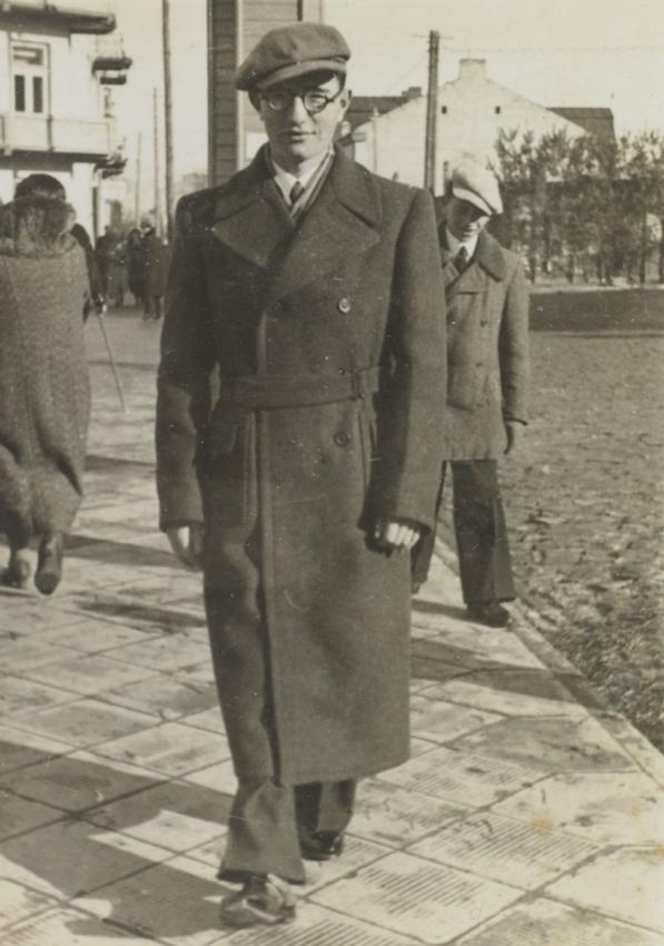 צעיר הולך ברחוב בחלם, 1935.