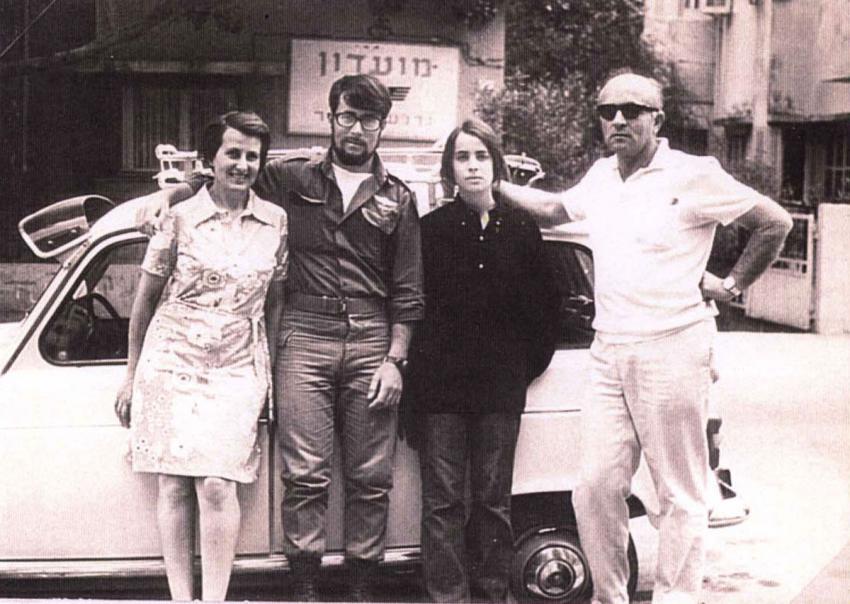גניה ונחום מנור עם בנם ובתם, שנות השבעים, ישראל.