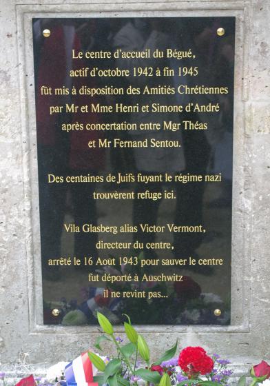 Memorial plaque in memory of Vila Glasberg and the rescue of Jews at the center he ran in Begue, dedicated in October 2014