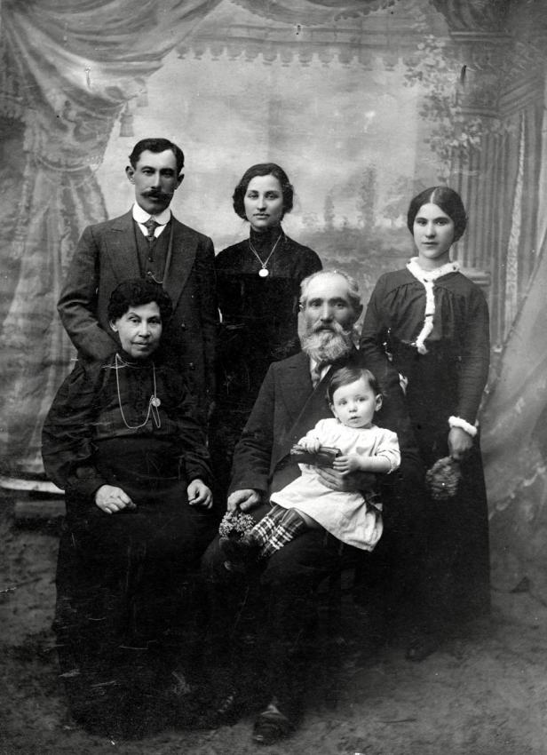 משפחה בניסבייז' לפני מלחמת העולם השנייה