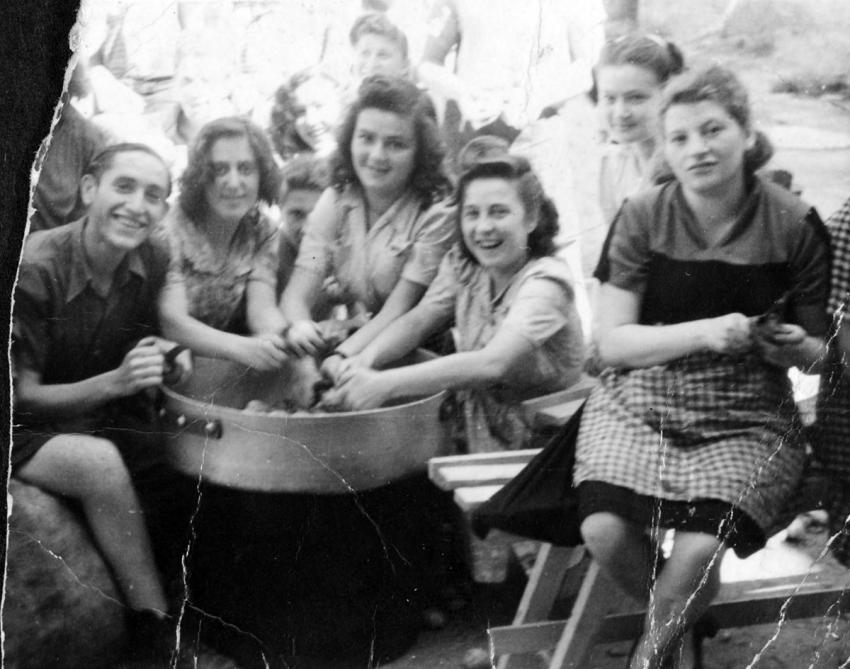 קילוף תפוחי אדמה במחנה העקורים קרמונה שבאיטליה, 1945. ראשונה מימין - הלה רוס.