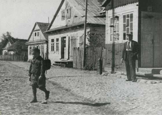 יודל'ה קבצ'ניק בדרכו לבית הספר העברי, איישישוק, פולין.