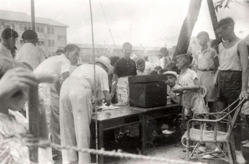 סטודנטים בבית הספר של אגודת הנוער היהודית בשנחאי, סין, לומדים לבנות מכשירי רדיו; יולי 1940