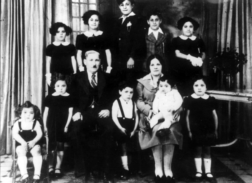 Maxi Librati (tout en haut au centre de la pyramide) et sa famille, avant la guerre