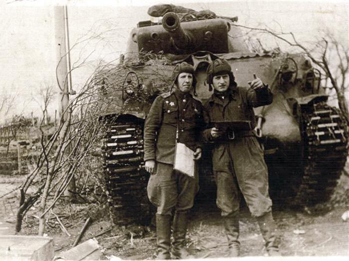 Abraham (Arkadi) Katzevman (Timor) on the right, in front of his tank
