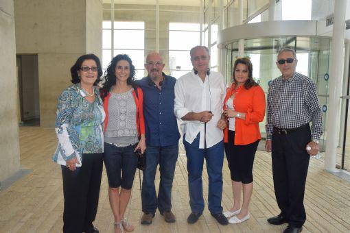 Salomón Achar, Presidente del Comité Central de México (tercero derecha) visitó Yad Vashem junto con su esposa y amigos, con Perla Hazan.