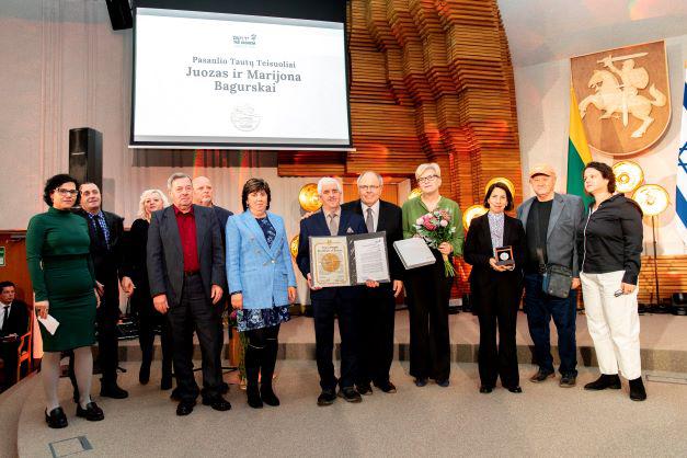 Descendants of Juozapas and Marijona Bagurskas receiving the Righteous Among the Nations Award from Yad Vashem Chairman Dani Dayan and Prime Minister of Lithuania Ingrida Šimonytė 