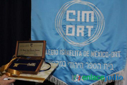 Bandera del Colegio Israelita de México -Ort junto con la llave que fue entregada al Jefe de Gobierno de la Ciudad de México Miguel Ángel Mancera Espinosa en la Ceremonia del Día Internacional de la Conmemoración del Holocausto en este colegio