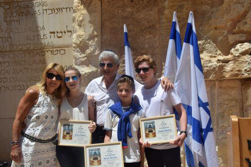 Vivian y Moisés Becker junto a sus nietos Dylan Becker, Brandon Oberfeld y Alexa Becker en su visita a Yad Vashem con motivo del Bar/Bat Mitzva de estos
