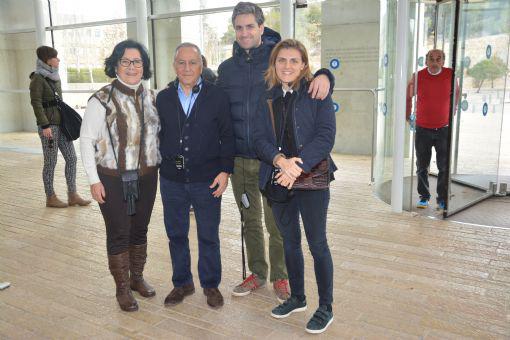 León Benelbas de España (segundo izquierda) visitó Yad Vashem con su hija Helena Benelbas (primera derecha) y su yerno Carlos Baigorri (segundo derecha) con Perla Hazan.