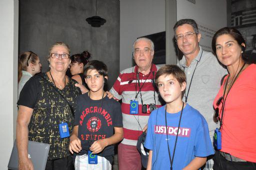 Brasil. Nelly (izquierda) y Jacqui Bensoussan (centro) junto a su hijo, su nuera y sus nietos, visitando el Museo de la Historia del Holocausto de Yad Vashem.