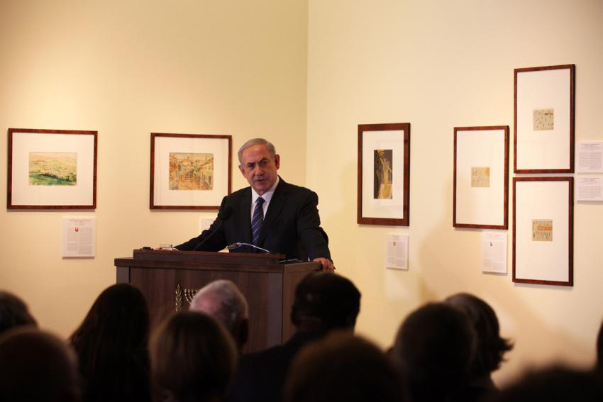ראש הממשלה בנימין נתניהו נושא דברים לקהל בפתיחת התצוגה החדשה במוזאון לאמנות השואה.