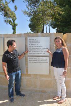 Sari e Isaac Bissu, participantes en el Seminario de Masbirim, durante la develación de la placa en su honor en la pared de los nuevos Builders. Junio de 2016