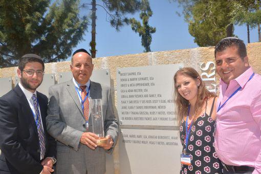 De izquierda a derecha: Samuel, Jaime e Ilana Braverman, con Jacobo Cheja, visitaron Yad Vashem con ocasión de la develación de la placa en su honor en la pared de los nuevos Builders. Mayo de 2016