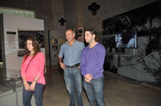 México. Jaime Braverman (centro) y sus hijos durante su visita en el Museo de la Historia del Holocausto de Yad Vashem. Abril de 2014.