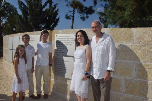 Michell y Annat Brown de Miami-México, junto a sus hijos Jack, David y Tamara, durante su visita a Yad Vashem con motivo del Bar Mitzva de Jack, luego de develar una placa honor a la familia