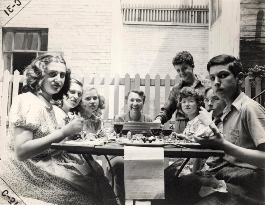 אוטילי מור (במרכז) עם ואלרי פייג' (בישיבה, שלישית מימין) והילדים האחרים שהצילה, ניו יורק, 1943-1944 
