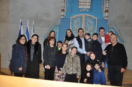 La familia Chayo de México visitó Yad Vashem en ocasión del Bar Mitzva de su hijo David (tercero derecha) acompañados por Perla Hazan.