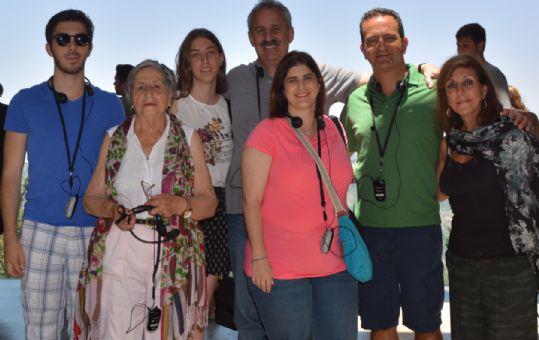 José Chisikovsky (cuarto izquierda), Linda Buzali (quinta izquierda) y Teresa Bucay (primera derecha) acompañados por amigos y familiares durante su visita a Yad Vashem