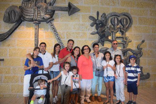 La Familia Gruszka-Cohen de Venezuela junto a Perla Hazan durante su visita a Yad Vashem