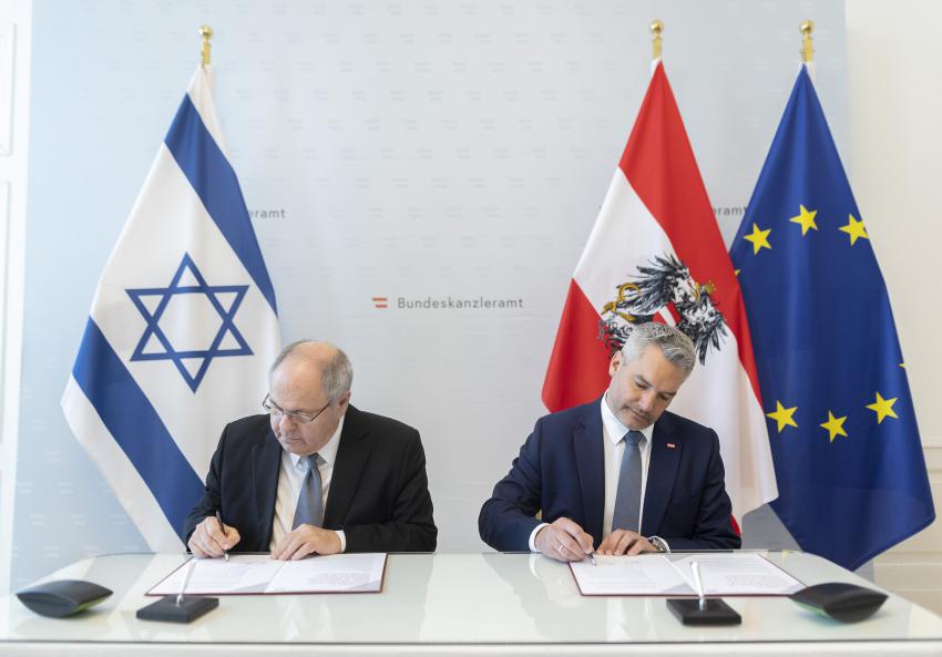 Yad Vashem-Vorsitzender, Dani Dayan, und der österreichische Bundeskanzler Karl Nehammer unterzeichnen eine Absichtserklärung für eine mehrjährige Zusammenarbeit