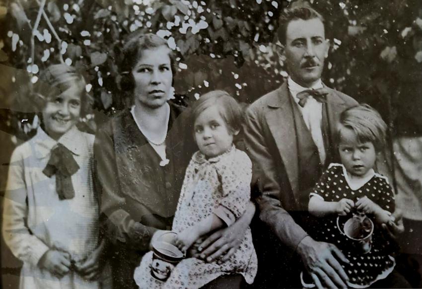 מרים ויאן צ'יזצדיה עם בנותיהן מימין אירנה,מלבינה ואולגה