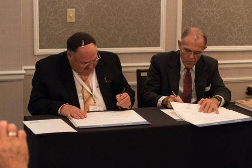 Signing a declaration of cooperation between Yad Vashem and the Museum of the Bible during the Christian Seminar Graduate Meeting in Washington DC