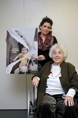 בתמונה: המעצבת שזכתה בתחרות ענת סנדרו סיביליה יחד עם סבתא שלה ניצולת השואה אווה בר-צילא, צילום: יוסי בן דוד