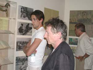 הבמאי רומן פולנסקי (במרכז) והשחקן הראשי אדריאן ברודי, בביקור בתערוכת משחקי הילדים היום ביד ושם