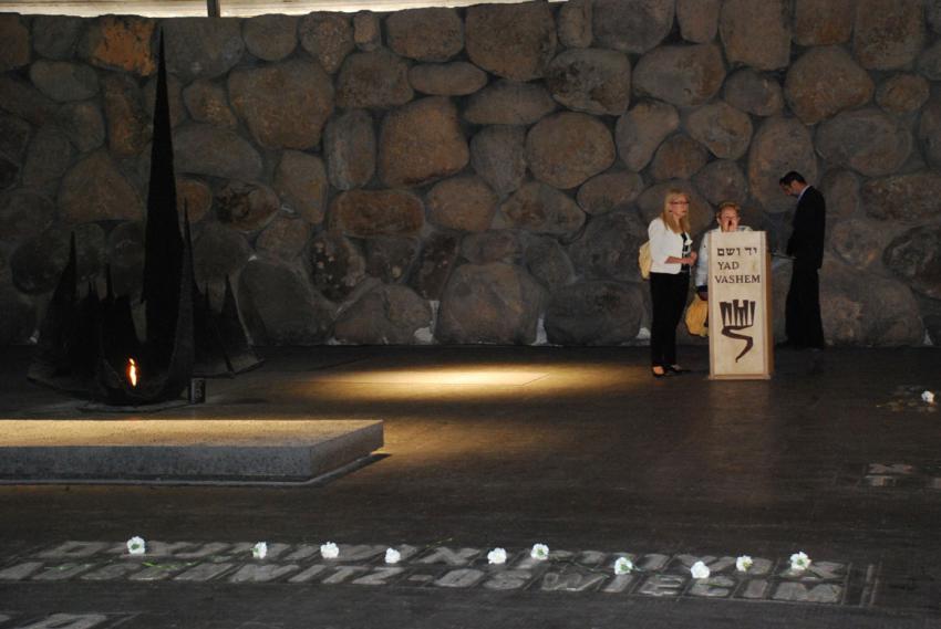 מביטים אל העבר: יום הזיכרון לשואה ולגבורה תשע&quot;ב ביד ושם