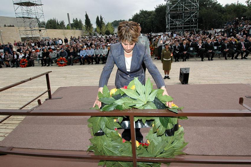 Acting President of the State of Israel Dalia Itzik lays a wreath during the ceremony