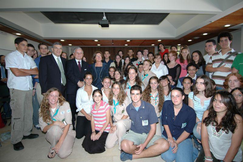 President Kaczynski and Avner Shalev photographed together with the schoolchildren and youth movement members who recently visited Poland