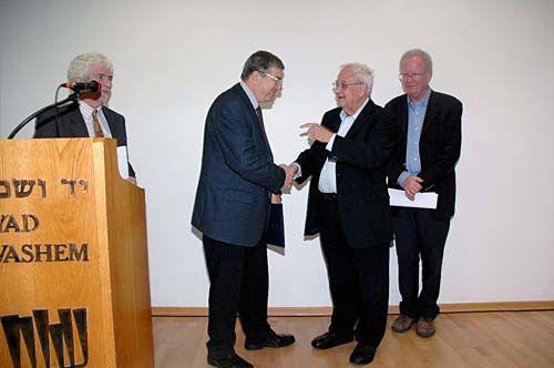 חנוך ברטוב (שני מימין) מקבל את הפרס מידי אבנר שלו, יו"ר הנהלת יד ושם ופרופ' דן לאור (מימין)