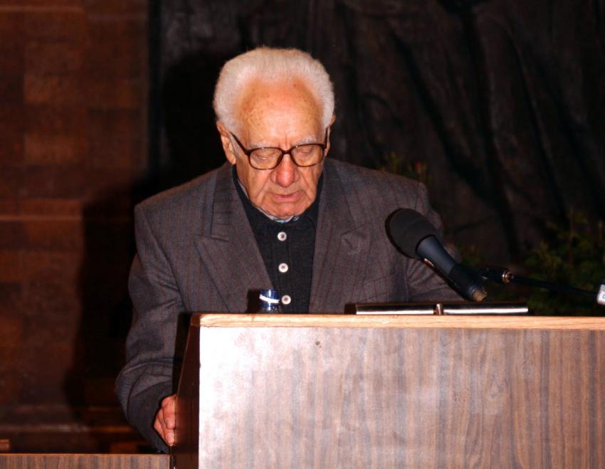 Prof. Israel Gutman speaks on behalf of the survivors during the Holocaust Remembrance Day Ceremony 28/4/2003