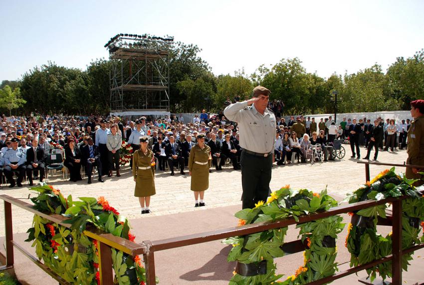 Lieutenant General Gabi Ashkenazi, Chief of General Staff during the wreath-laying ceremony