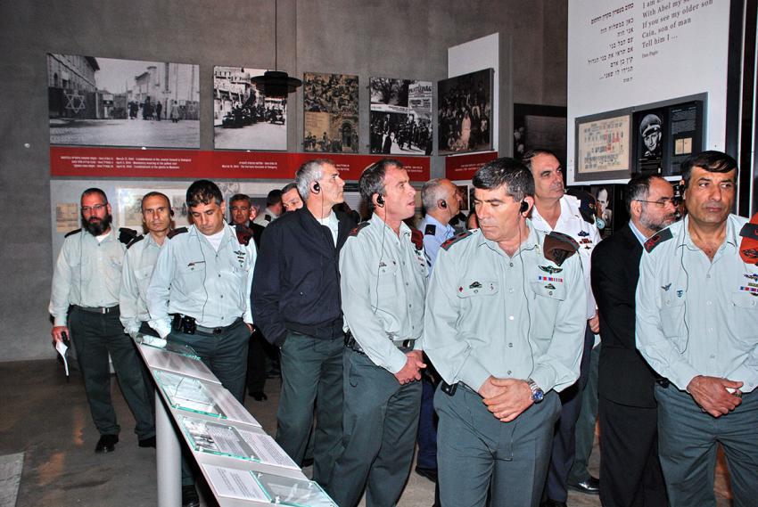 הרמטכ&quot;ל, רב-אלוף גבי אשכנזי, בעת סיור במוזיאון לתולדות השואה ביד ושם